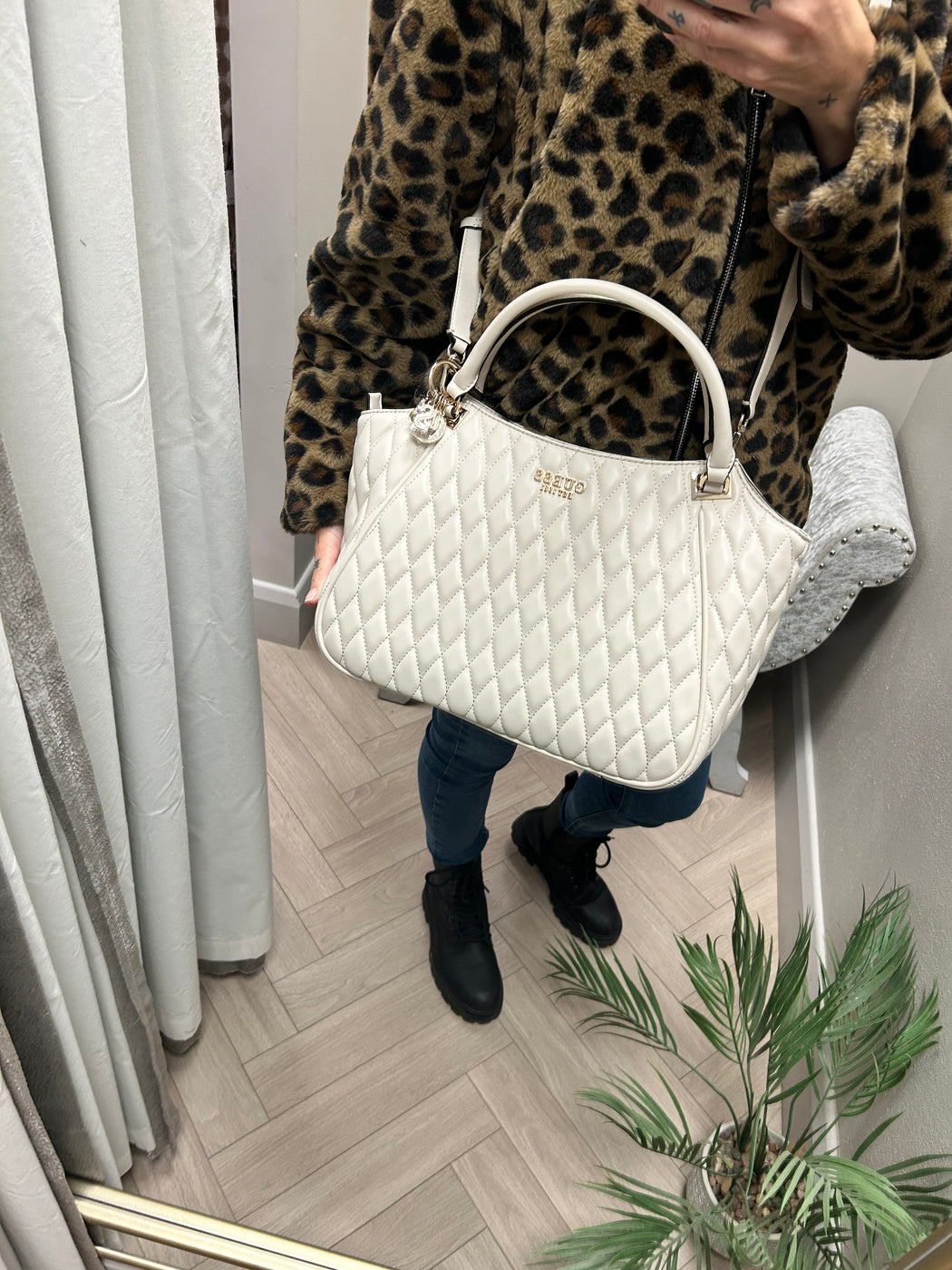 Guess VALLA Bag. QG812222