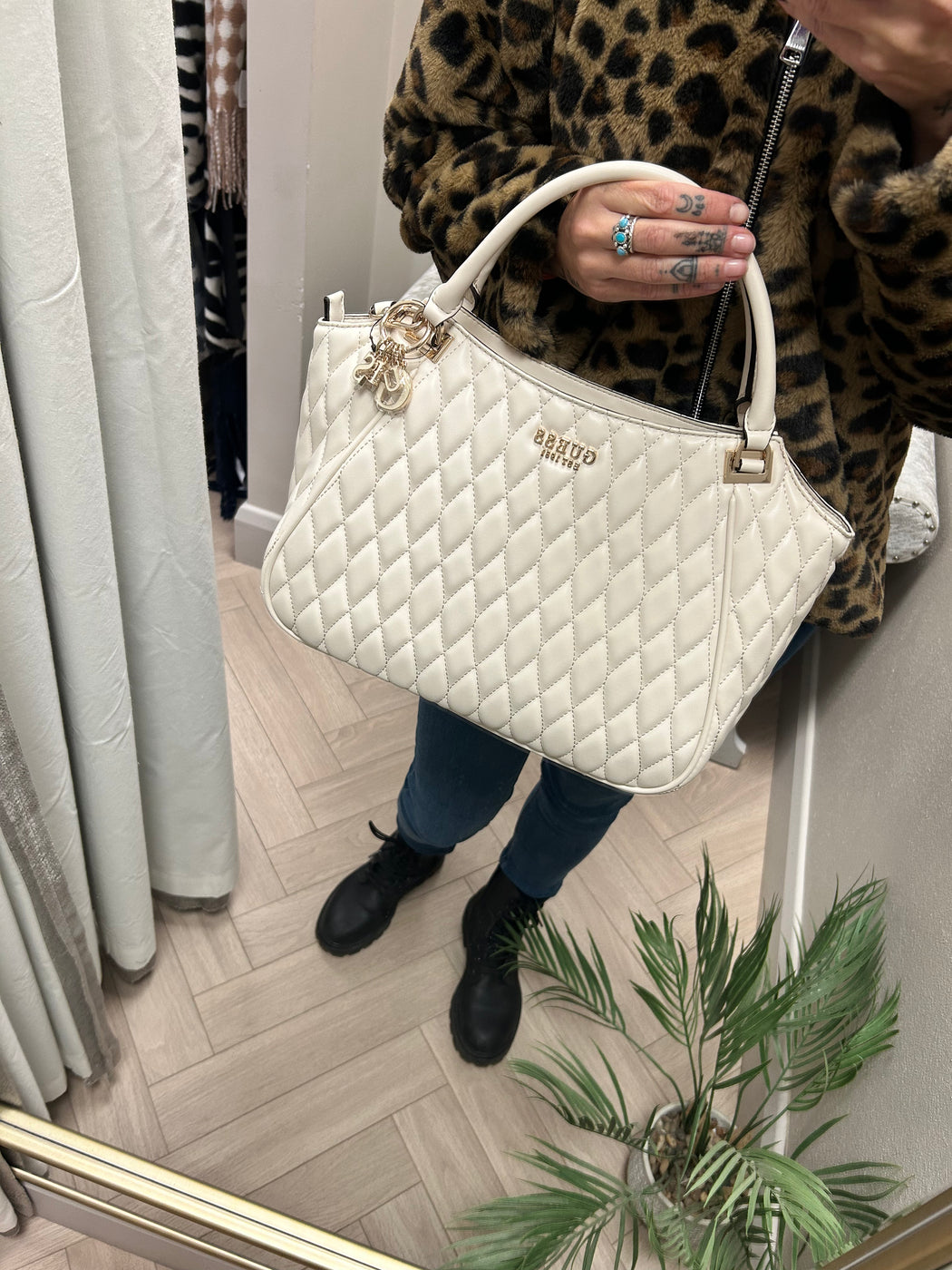 Guess VALLA Bag. QG812222
