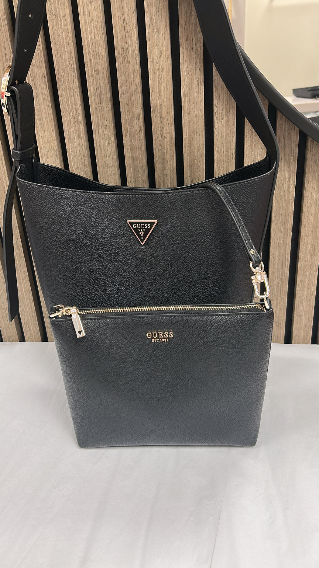 Guess Black MERIDIAN Bag. BG697404.