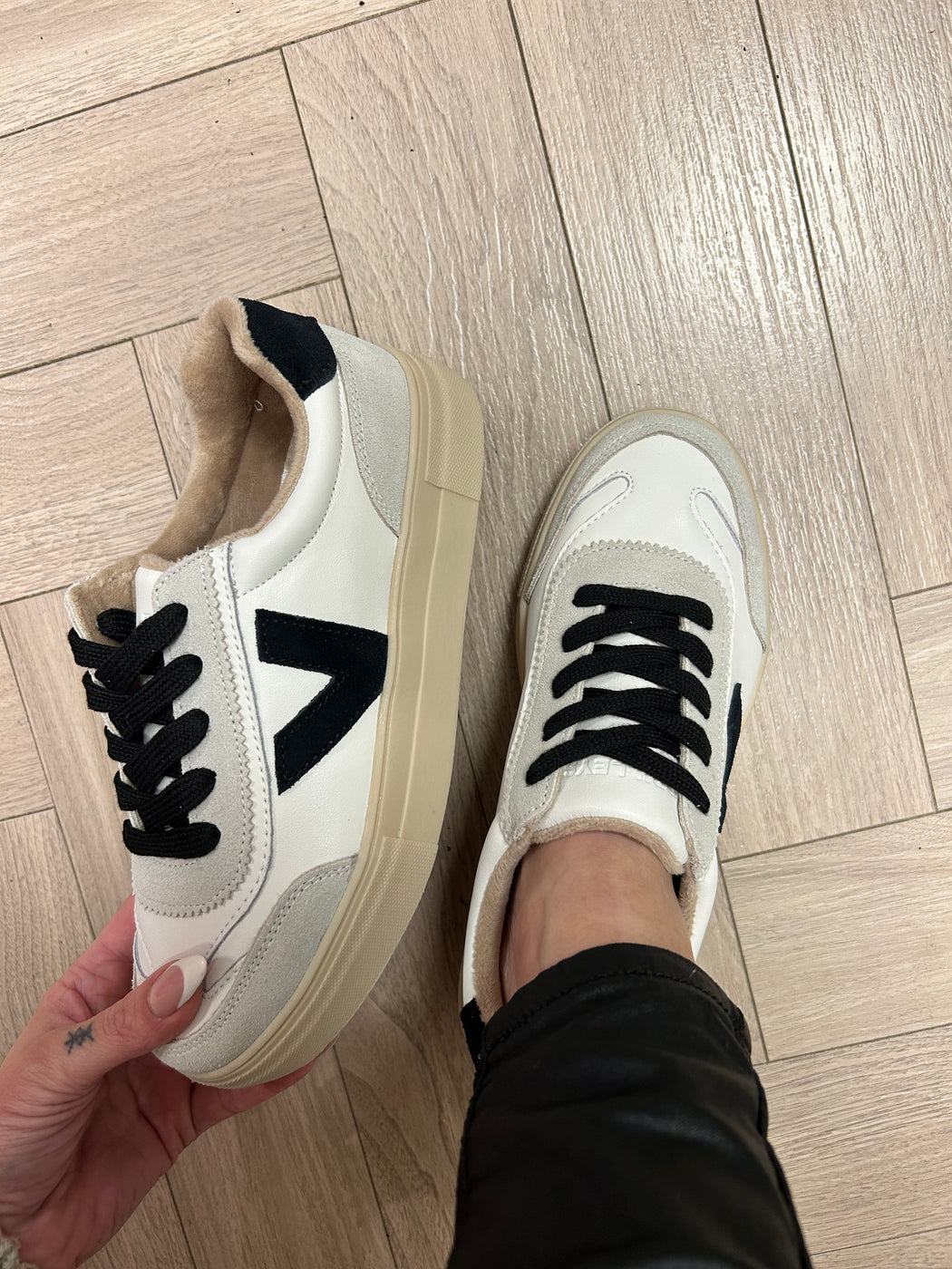 Eighty white coal Runners