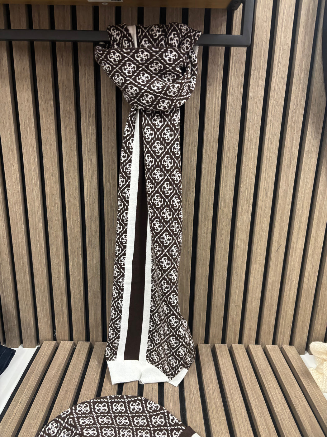 Guess Sevyn 4G Logo Scarf. W4BZ22Z3JD2