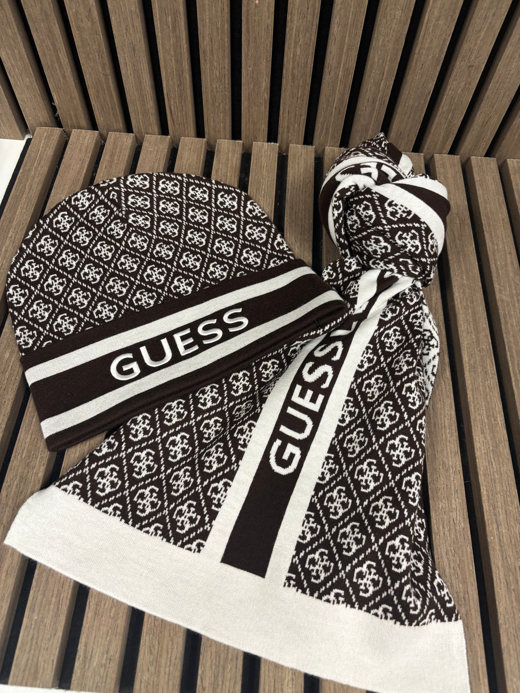Guess Sevyn 4G Logo Scarf. W4BZ22Z3JD2