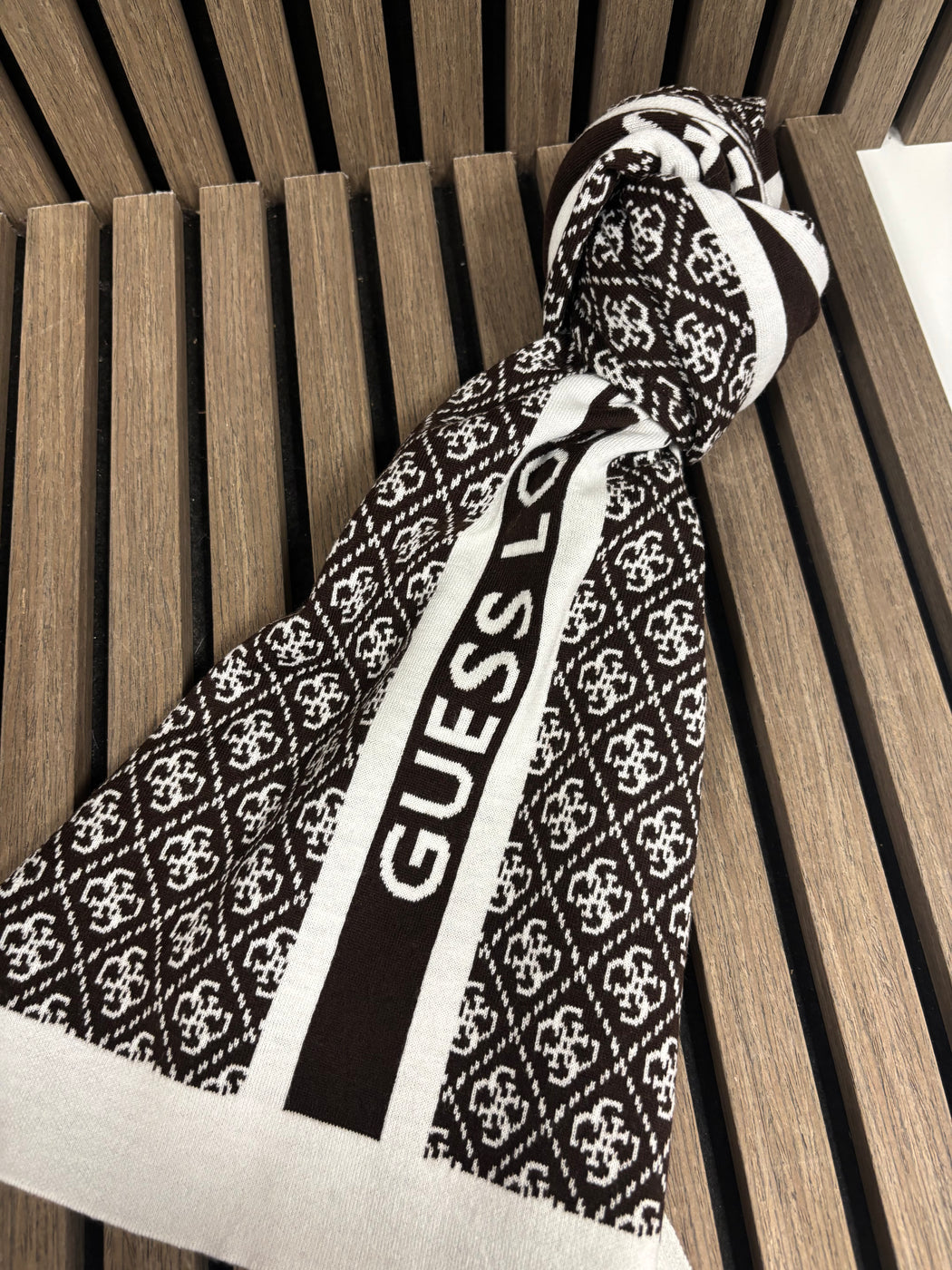 Guess Sevyn 4G Logo Scarf. W4BZ22Z3JD2