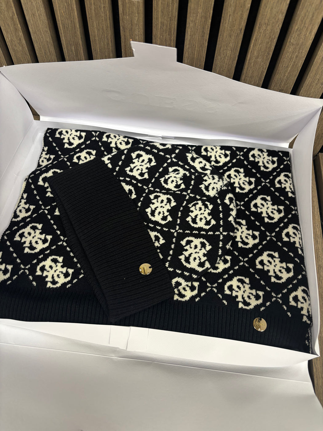 Guess Hat & Scarf Gift Set in BLACK. GFBOXWP6401 - BTU