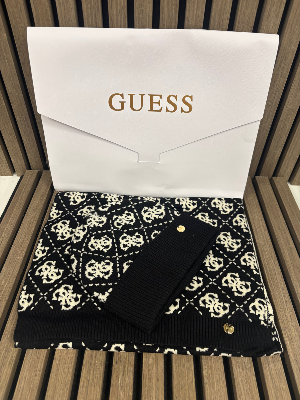 Guess Hat & Scarf Gift Set in BLACK. GFBOXWP6401 - BTU