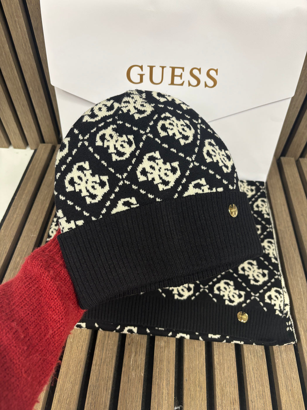 Guess Hat & Scarf Gift Set in BLACK. GFBOXWP6401 - BTU