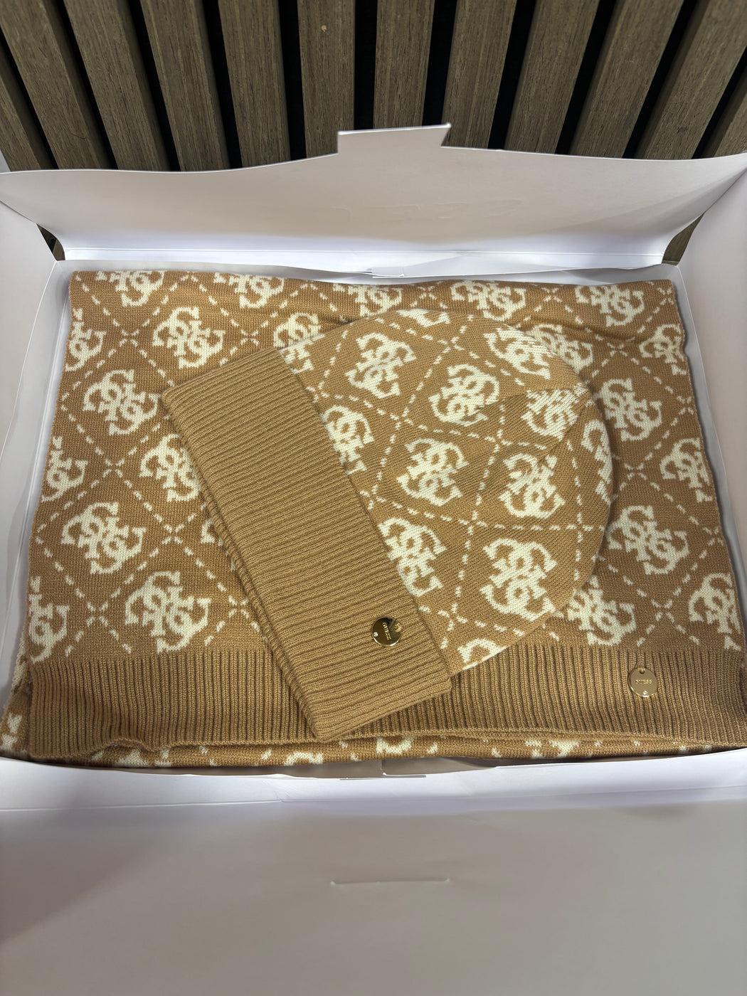 Guess Hat & Scarf Gift Set in TAUPE. GFBOXWP6401 - LOU