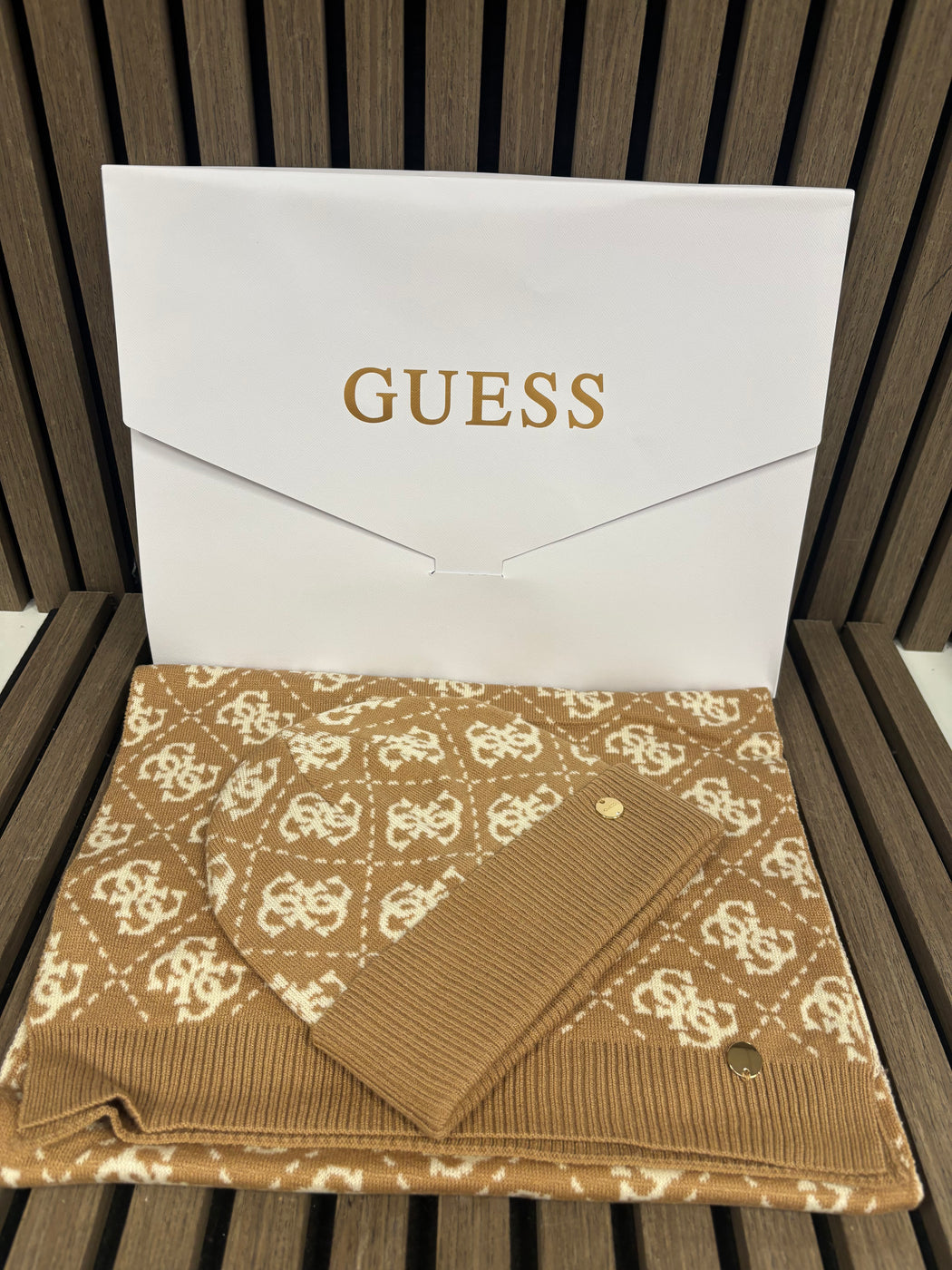 Guess Hat & Scarf Gift Set in TAUPE. GFBOXWP6401 - LOU