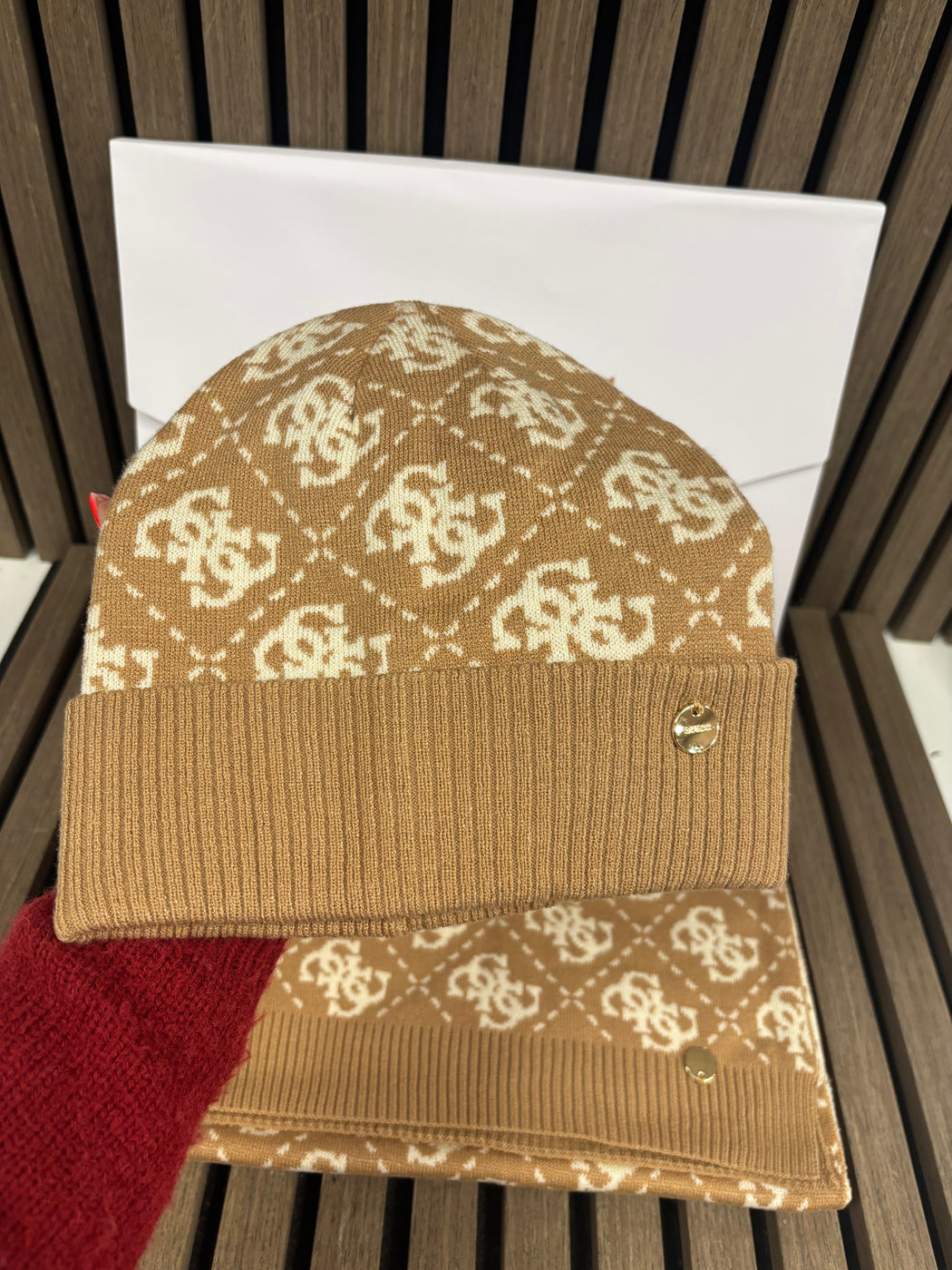 Guess Hat & Scarf Gift Set in TAUPE. GFBOXWP6401 - LOU