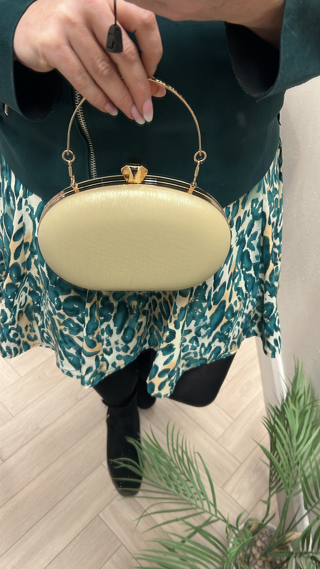Gold clutch 10255