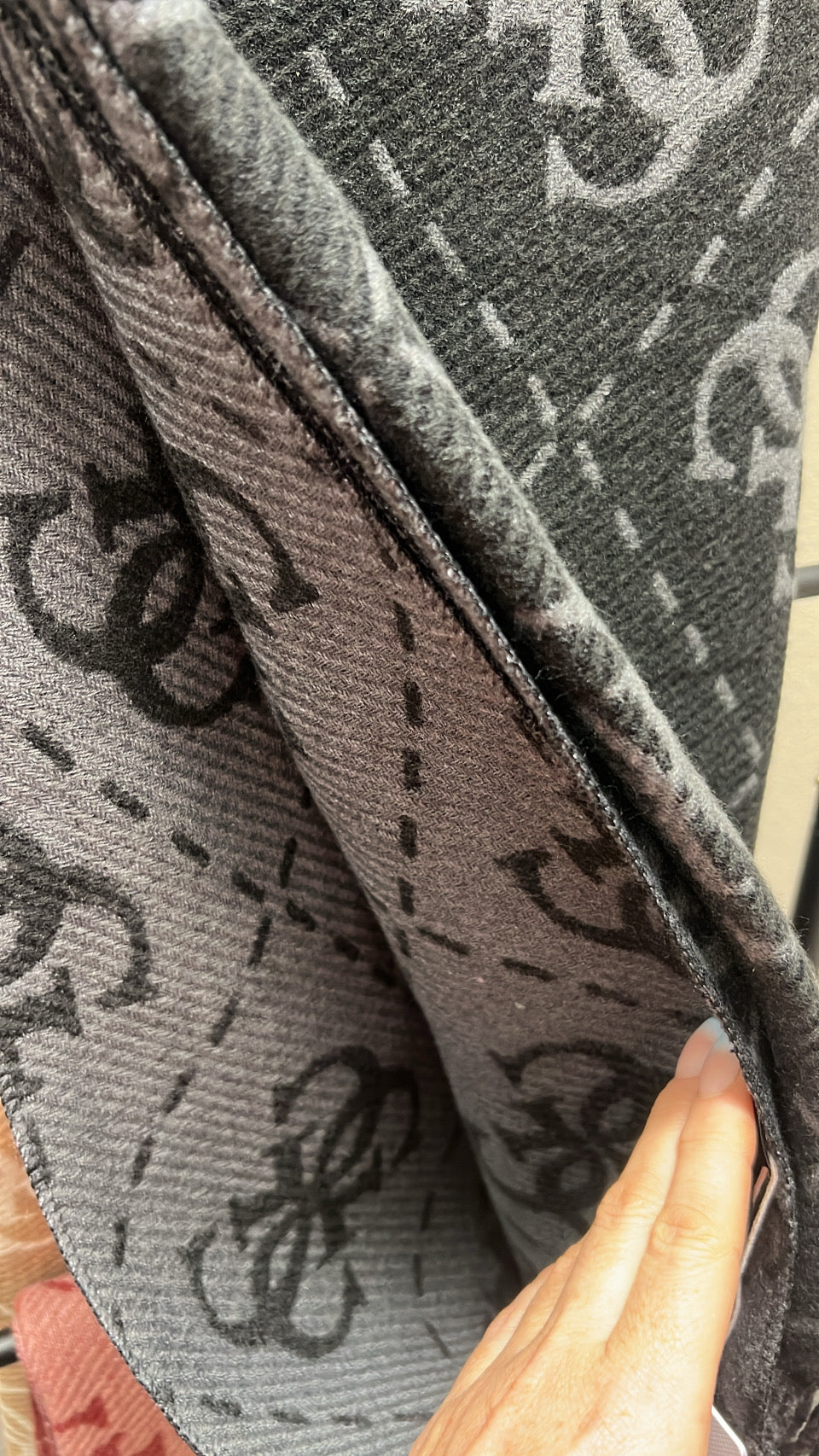 Nolana black  4G logo scarf aw5217vis03