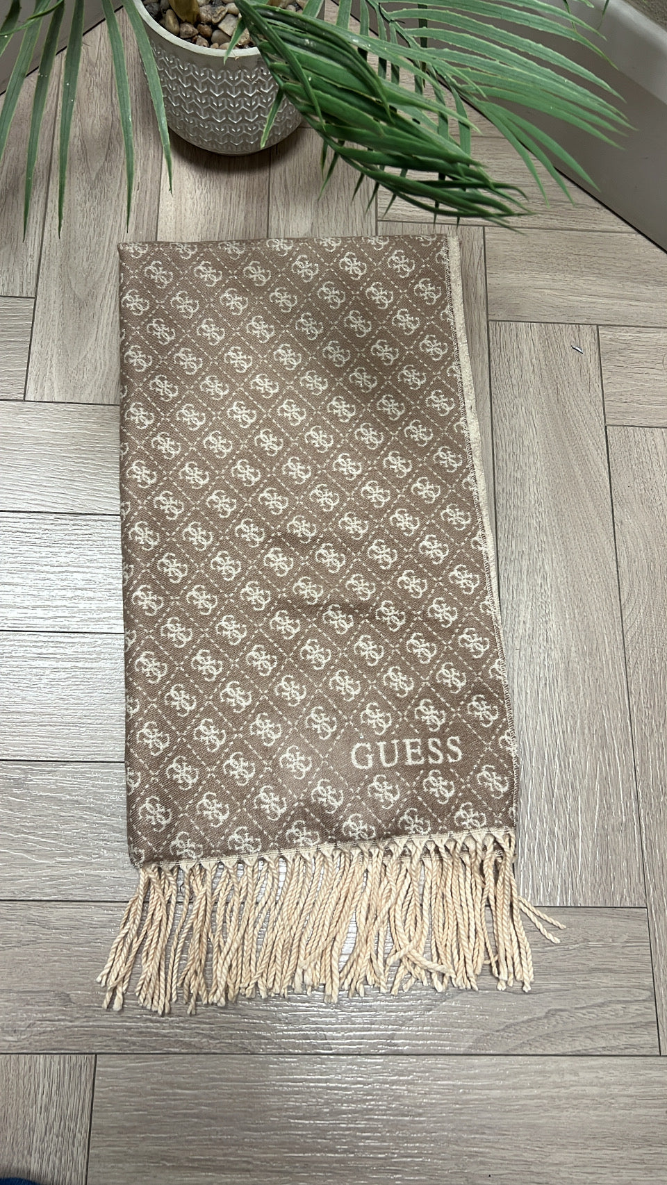 Guess reversible beige logo scarf aw5663vis03