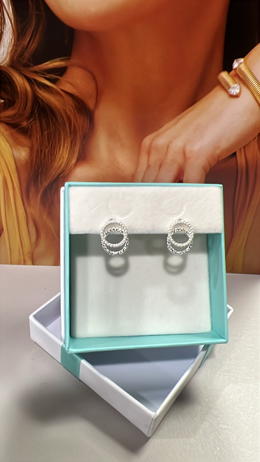 INTERLINKING CIRCLES EARRINGS. T676EAP