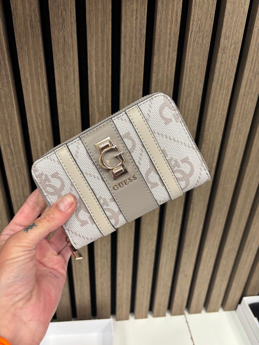 Guess ERENIA TAUPE logo wallet. SO7838140