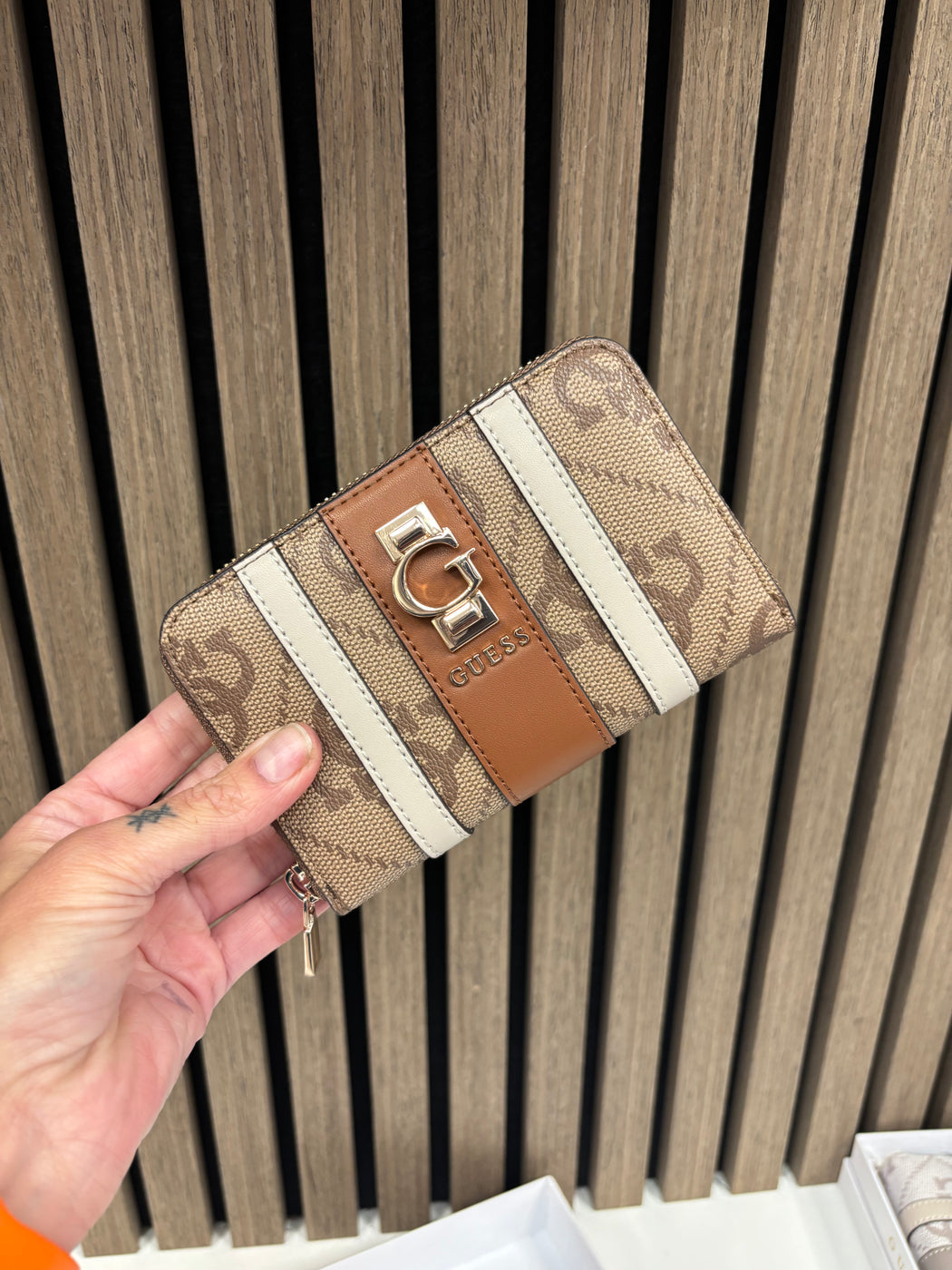 Guess ERENIA LATTE logo wallet. SO7838140