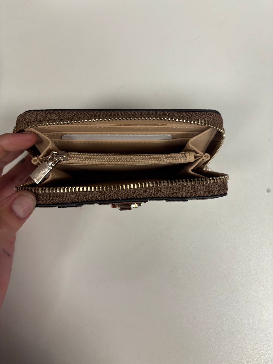 Guess ERENIA LATTE logo wallet. SO7838140