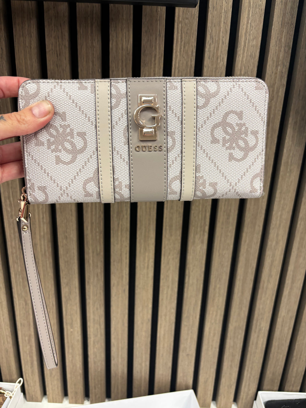 Guess ERENIA TAUPE Logo Wallet. SO7838146.