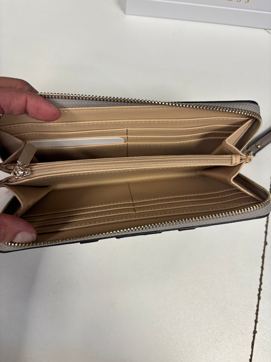 Guess ERENIA TAUPE Logo Wallet. SO7838146.