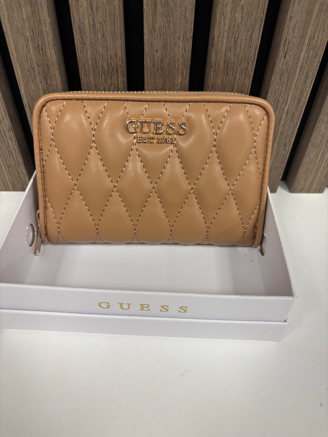 Guess VALLA BEIGE Logo Wallet. QG8122140.
