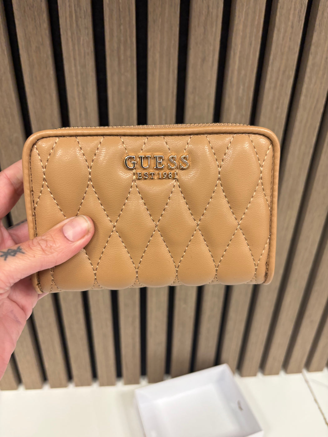Guess VALLA BEIGE Logo Wallet. QG8122140.