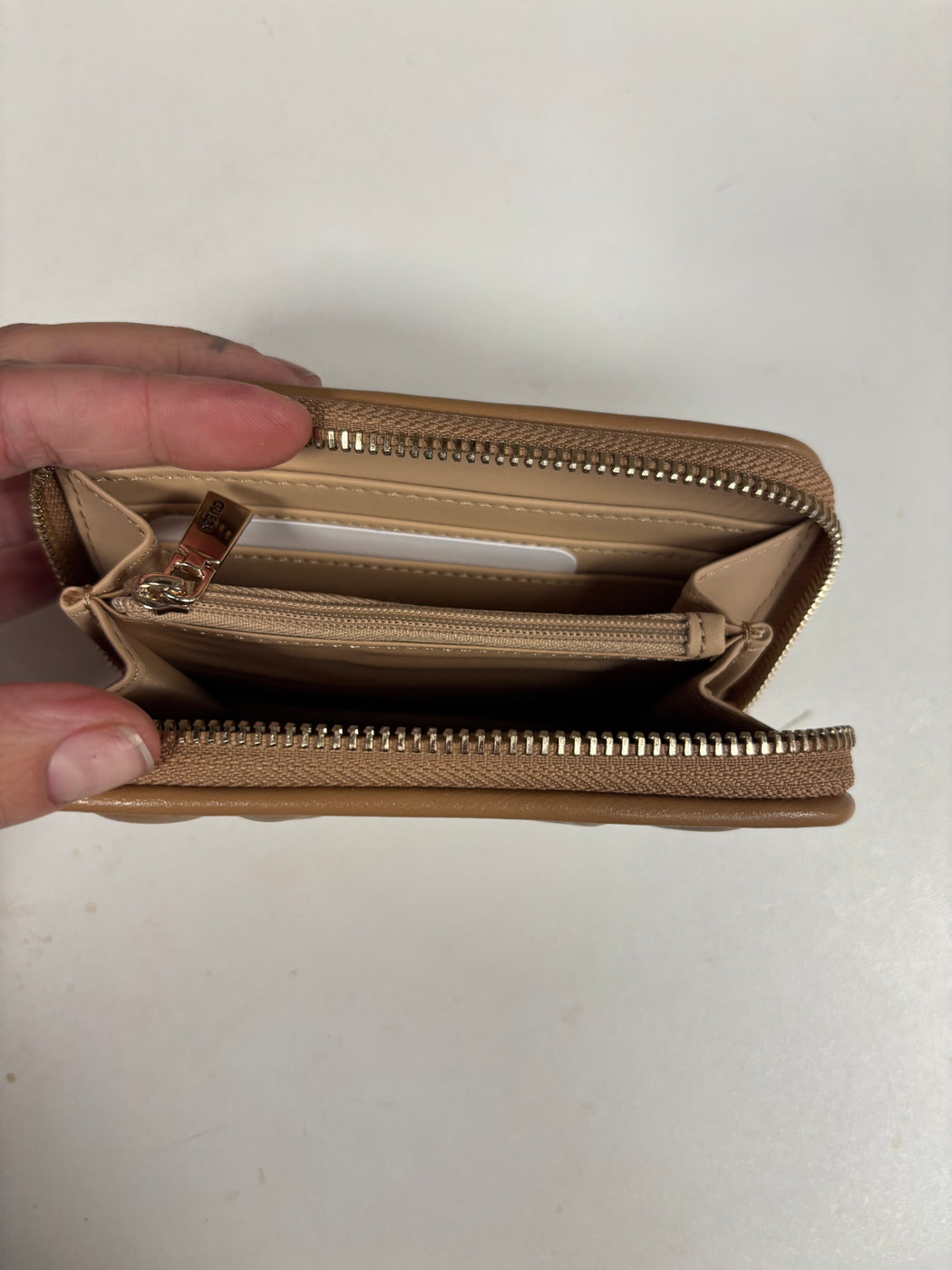 Guess VALLA BEIGE Logo Wallet. QG8122140.