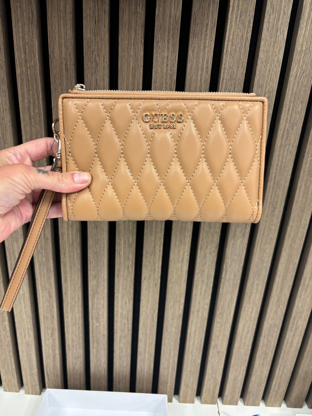 Guess VALLA BEIGE Logo Wallet. QG8122157.