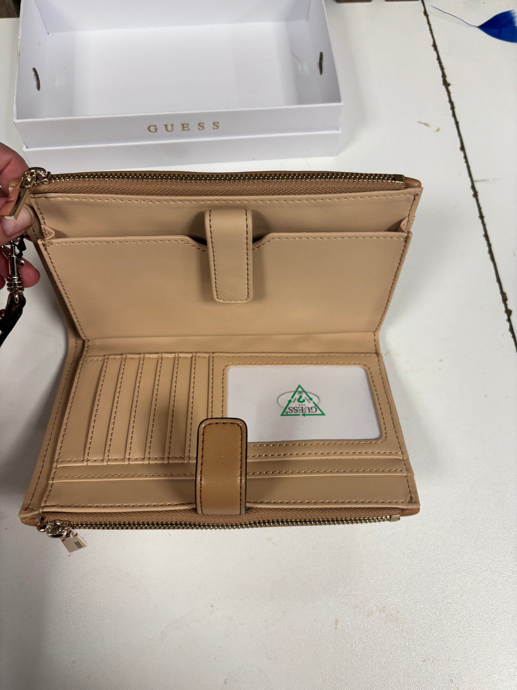 Guess VALLA BEIGE Logo Wallet. QG8122157.