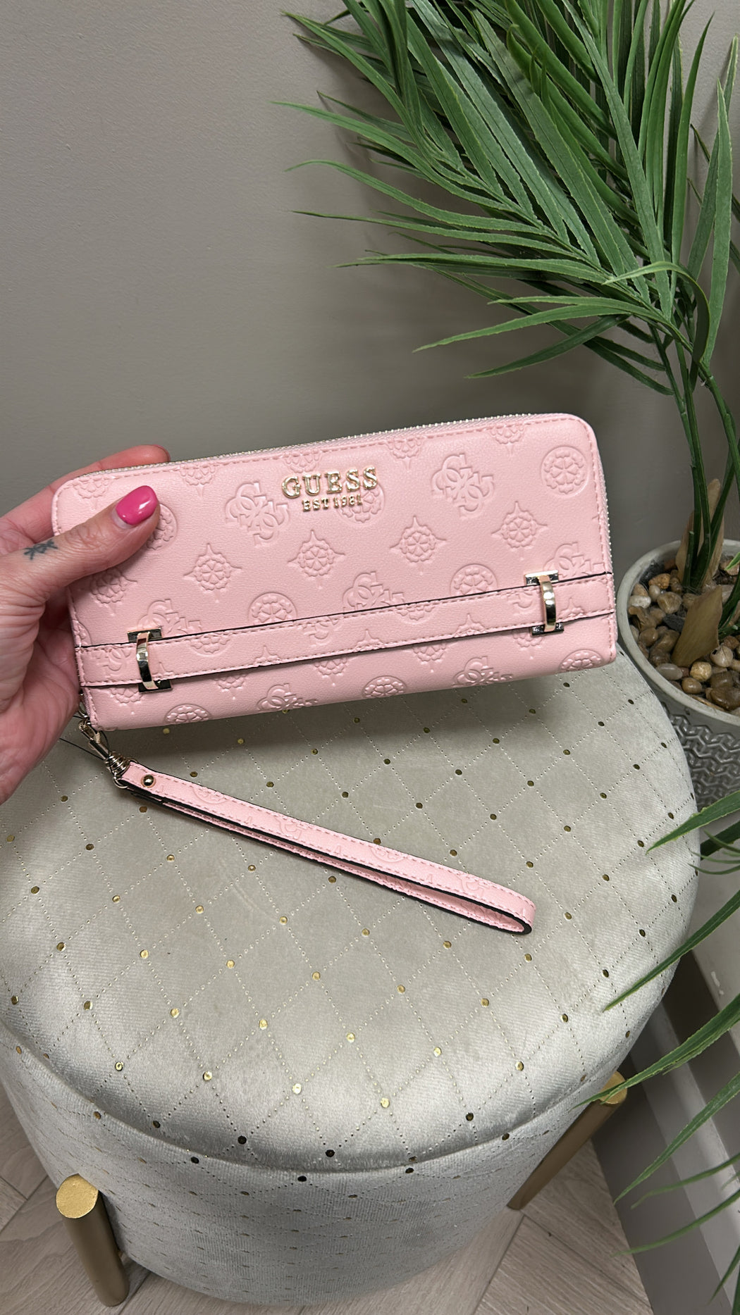 PD9630146 Guess ZARELA Pink Logo Wallet