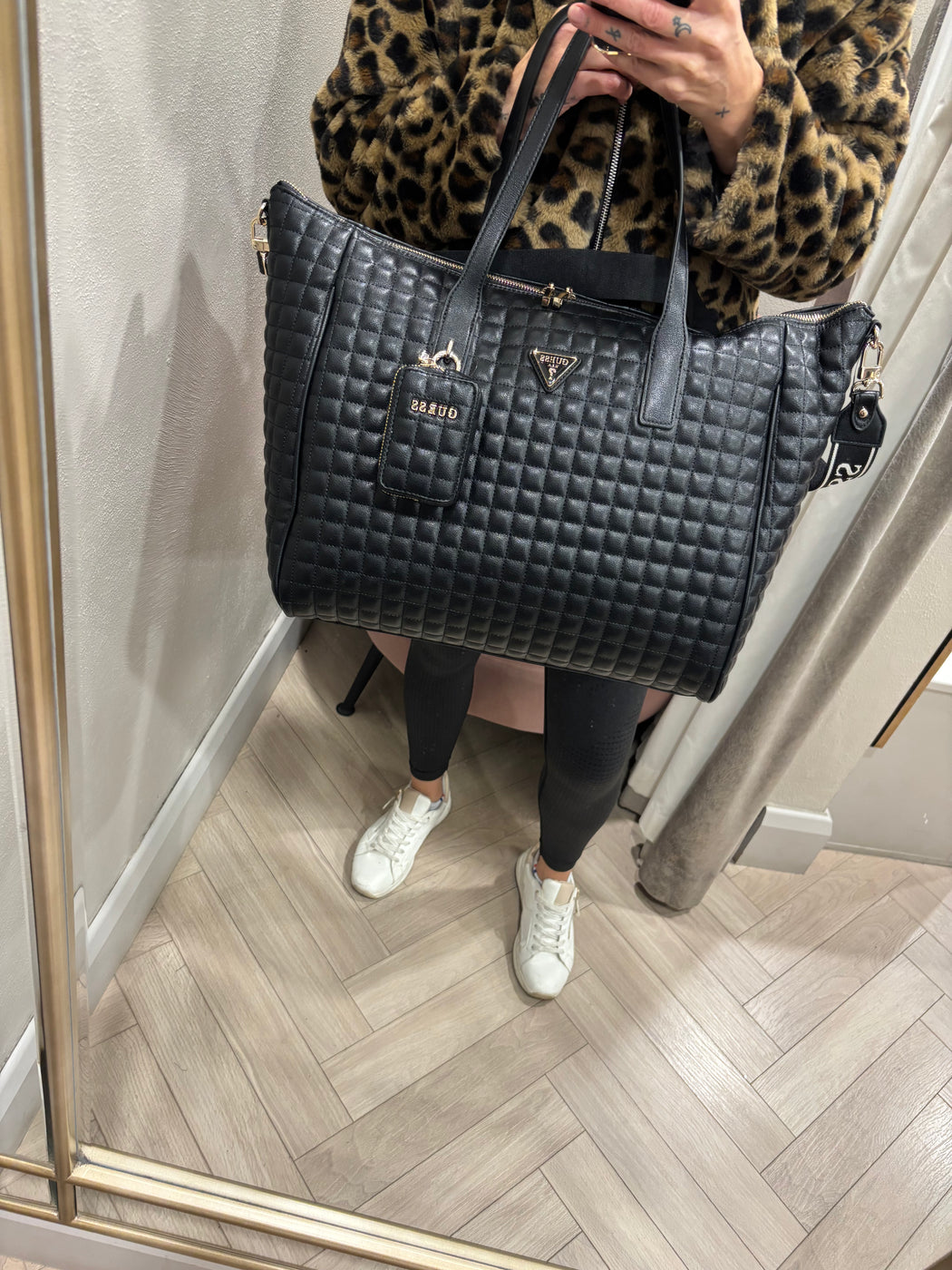 Guess NADIRA Travel Bag. QG8424017