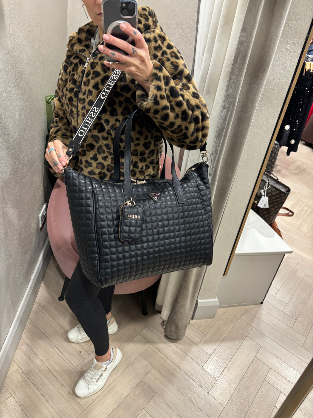 Guess NADIRA Travel Bag. QG8424017