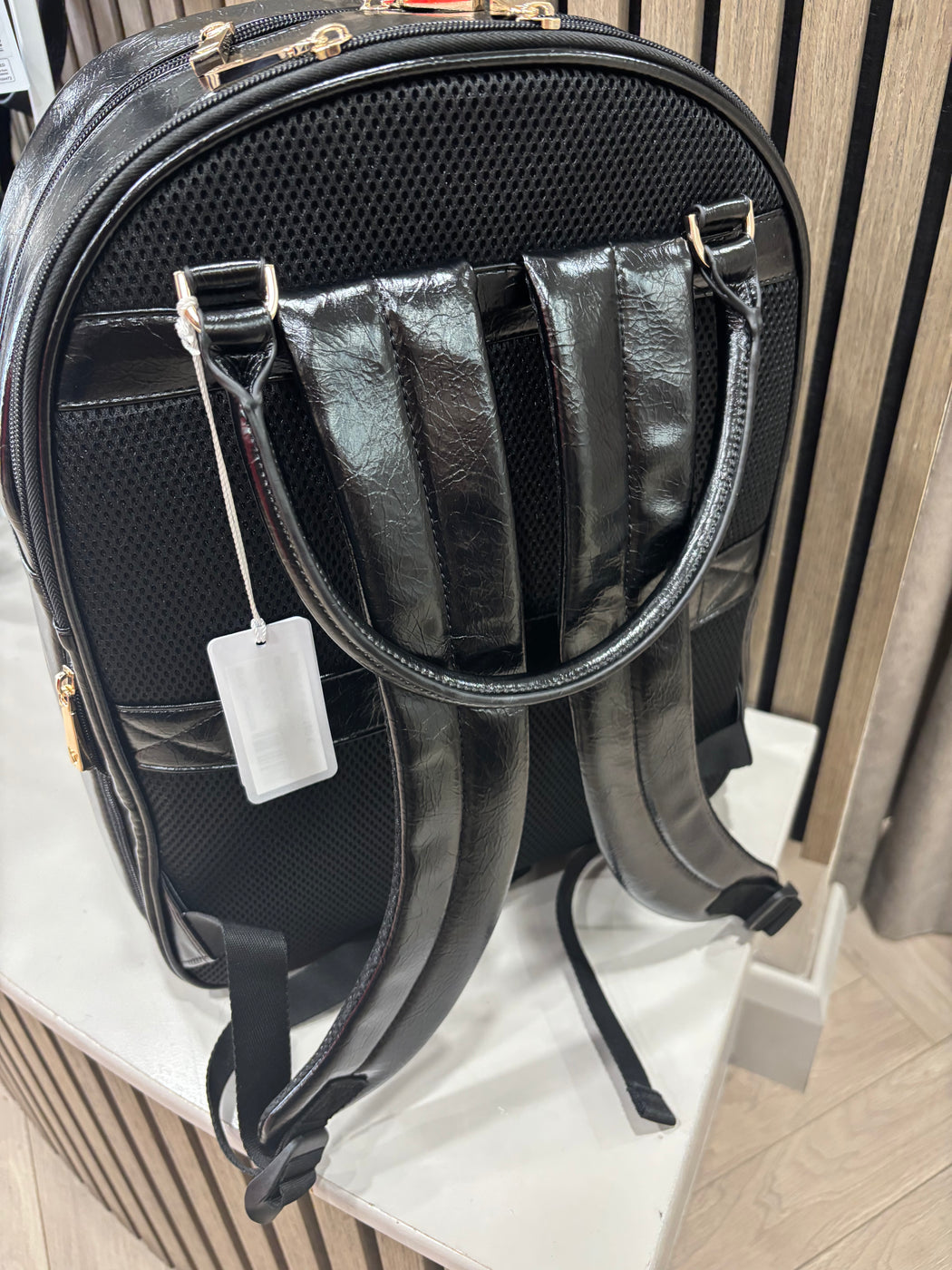Guess Cheryl Travel Bag. QN9720030.