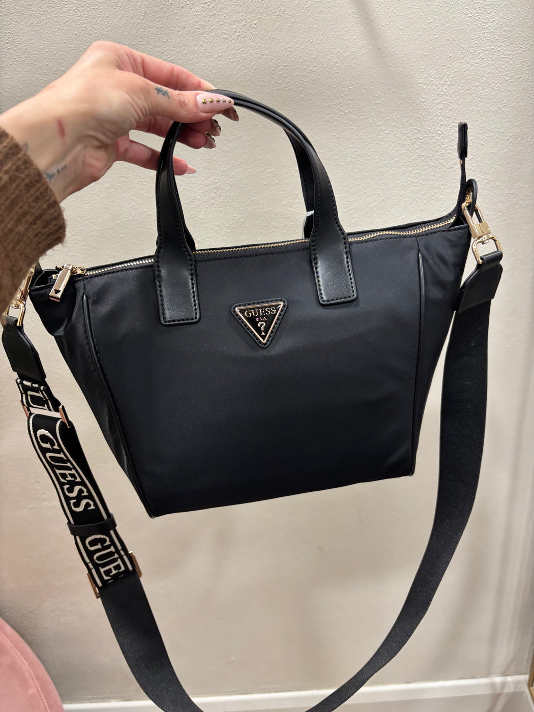 Guess Follie Travel Bag. Black. NN9676019.