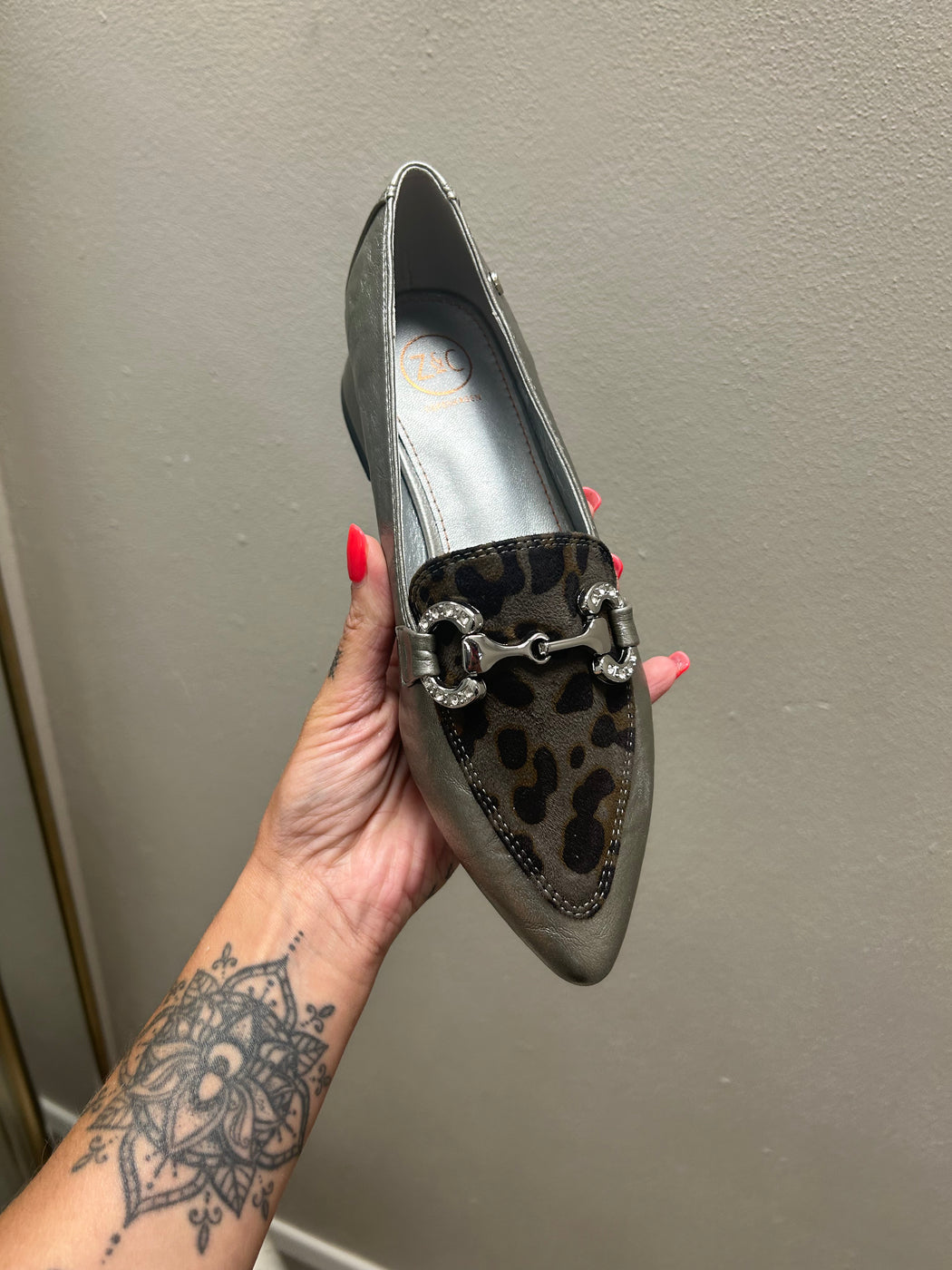 Dalat one Silver cheetah pointed loafer