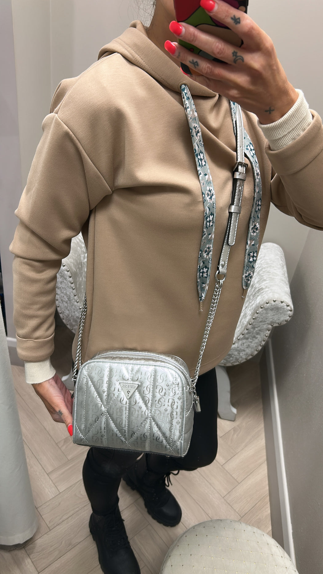 Guess Silver ALDINA Bag. GY966314