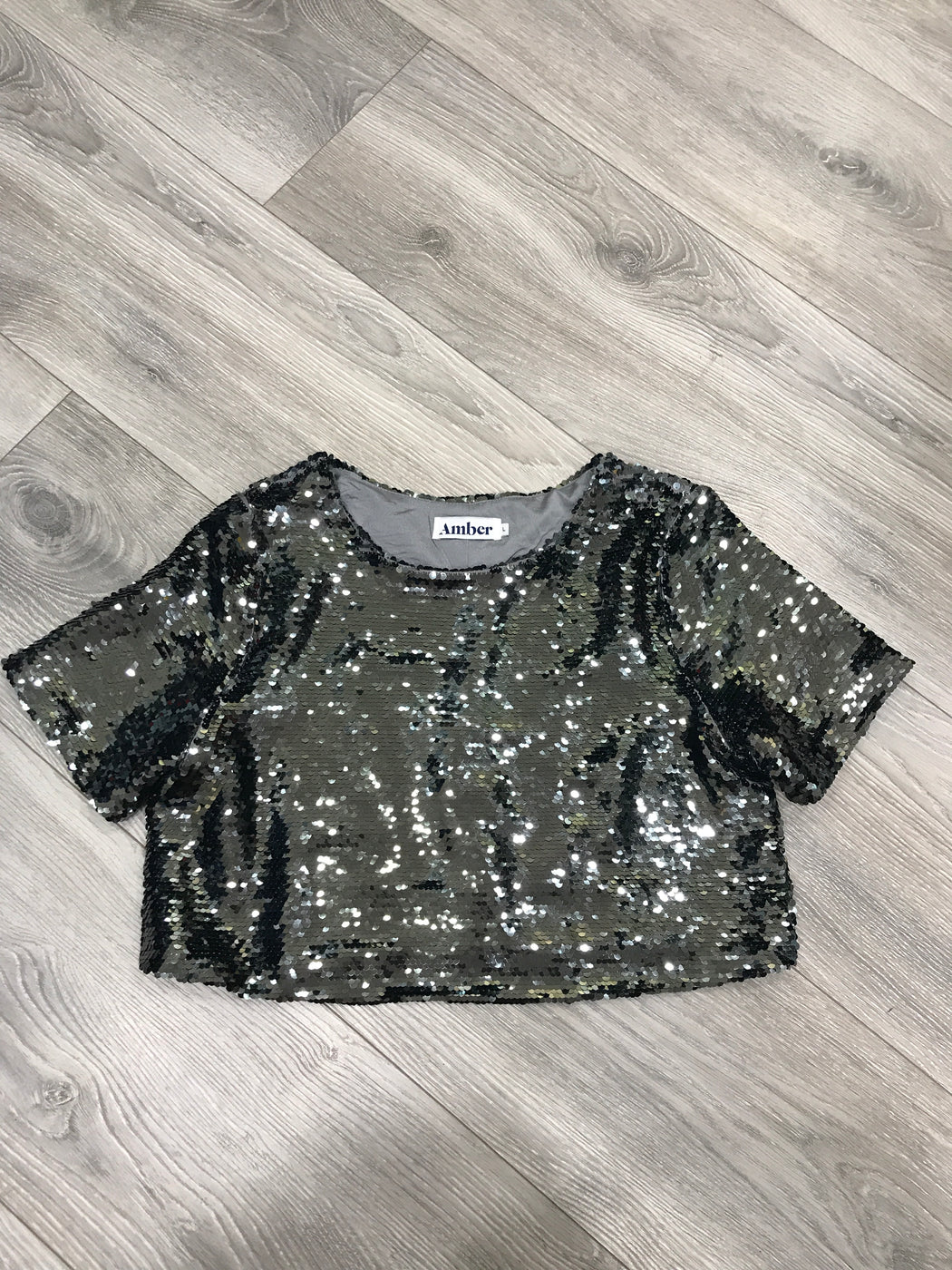 SEQUENCE SHORT SLEEVE TOP SILVER/GREEN