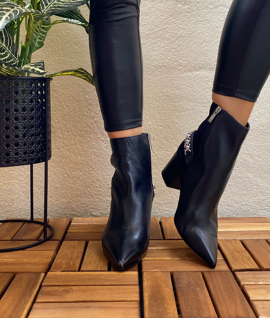 Hibah guess black real leather low boot